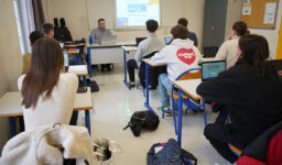 Sur le Campus Fénelon – Enseignement supérieur de La Rochelle, les étudiants en BTS MCO (Management Commercial Opérationnel) étudient le chapitre « Animer l’équipe commerciale », un axe majeur de leur cursus.